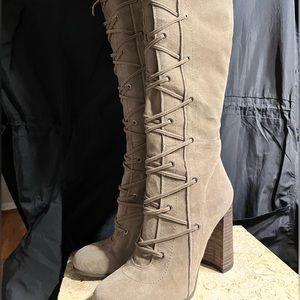 VINCE CAMUTO 6.5 SUEDE LEATHER BOOT